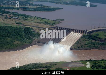 Diga idroelettrica di Itaipu vicino alle cascate di Iguacu, Brasile Argentina zona di confine - da elicottero turistico sul lato del Brasile, 18 gennaio 2016 Foto Stock