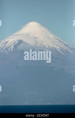 Vulcano Osorno, cono vista sul lago Llanquihue da Puerto Varas, Los Lagos, Cile 12 gennaio 2016 Foto Stock