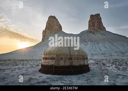 Casa nazionale kazaka - Yurt all'altopiano di Ustyurt. Mangistau, Kazakistan. Foto Stock