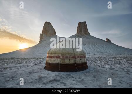 Casa nazionale kazaka - Yurt all'altopiano di Ustyurt. Mangistau, Kazakistan. Foto Stock