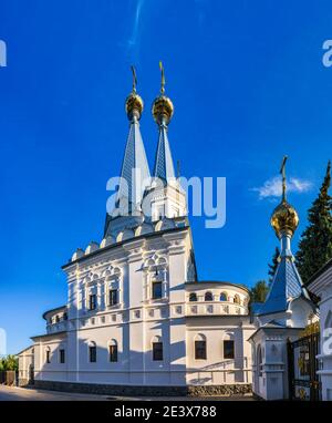 Svyatogorsk, Ucraina 07.16.2020. L'ingresso principale al territorio della Svyatogorsk Lavra in Ucraina, in una soleggiata mattina estiva Foto Stock