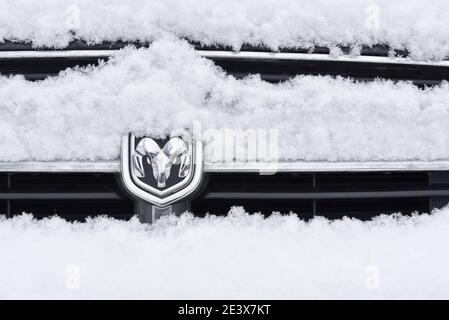 RIGA, LETTONIA - 13 GENNAIO 2021: Cartello con il logo Dodge sulla parte anteriore della vettura dopo una nevicata in una giornata invernale Foto Stock