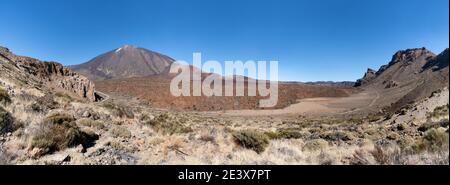 Tenerife - paesaggio vulcanico con Teide, dalla salita al Montana de Guajara Foto Stock