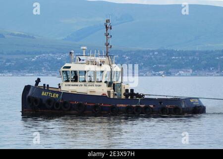 Battler, un rimorchiatore gestito da Clyde Marine Services, con sede a Greenock, sulle operazioni di traino con il martinetto di supporto su nave di chiatta Skate 3. Foto Stock