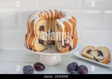 Tipico gugelhupf tedesco di seme di papavero su un tavolo Foto Stock