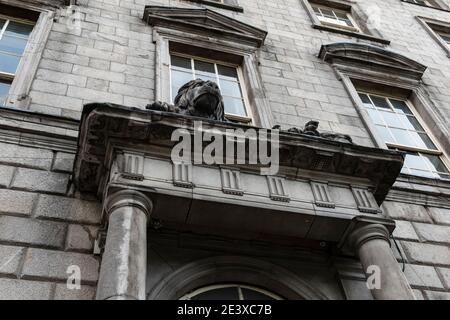 Scultura di leone di pietra sopra l'architrave della casa di Newman dell'UCD; angolo di visione insolito, guardando in alto Foto Stock