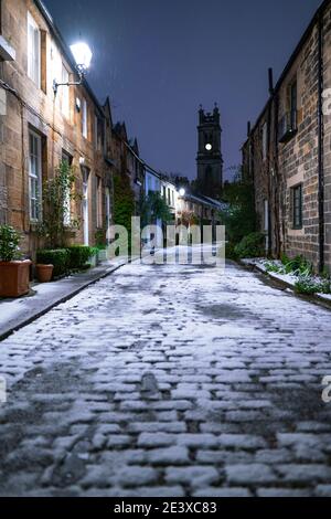 Edimburgo, Scozia, Regno Unito. 21 gennaio 2021. Scene scattate tra le 4:00 e le 5:00 nel centro di Edimburgo dopo la caduta della neve durante la notte. PIC; Circus Lane nella Città Nuova. Iain Masterton/Alamy Live News Foto Stock