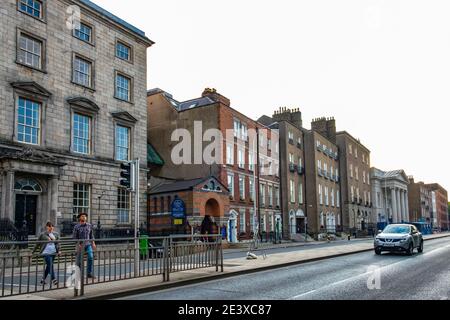 Guardando verso ovest lungo St. Stephen's Green, Dublino, Irlanda, presso la Notre Dame Newman University Church, Newman House e il paesaggio urbano adiacente Foto Stock