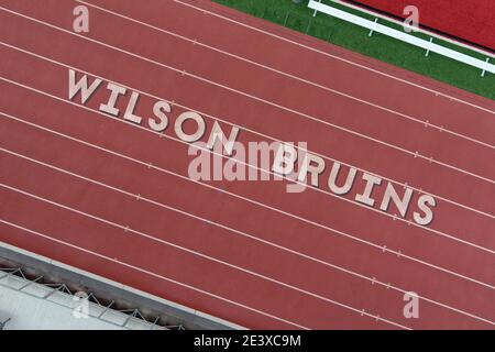 Una vista aerea del Jim Arquilla Track nel campus della Long Beach Wilson High School, sabato 9 gennaio 2021, a Long Beach, California. Foto Stock