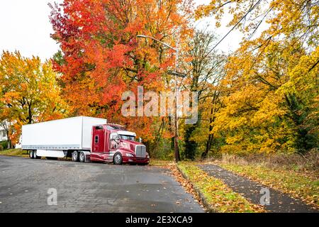 Dark Red American Idol Classic Big RIG - trattore semi-camion con accessori cromati e tubi di scarico verticali e furgone a secco semirimorchio in piedi sul Foto Stock