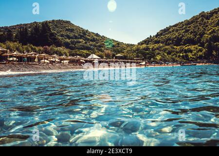 Brillare dell'acqua di mare al sole - pura acqua limpida sull'adriatico Foto Stock