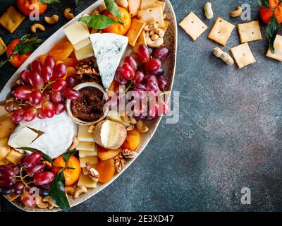 grande tagliere di formaggi con assortimento di antipasti. uva, formaggio,  noci, marmellata e pane. 3641973 Stock Photo su Vecteezy