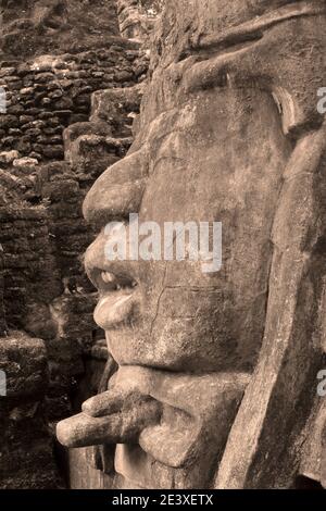 Tempio di maschera, Lamanai, Belize adornata da un 13-piede maschera di pietra di un antico re Maya Foto Stock