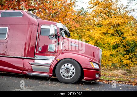 Dark Red American Idol Classic Big RIG - trattore semi-camion con accessori cromati e tubi di scarico verticali e furgone a secco semirimorchio in piedi sul Foto Stock