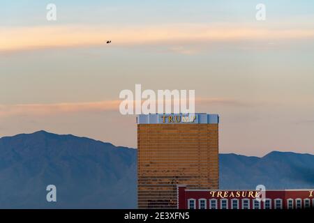 Un elicottero vola dietro il Trump Hotel Las Vegas Foto Stock