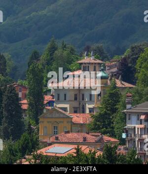 Vista aerea di un accogliente villaggio di montagna immerso nel verde delle alpi Biellesi. Piemonte, Italia. Foto Stock