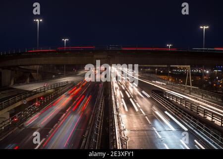 Glasgow, Scozia, Regno Unito. 21 Gennaio 2021. Nella foto: Il traffico della mattina presto visto passare il Kingston Bridge che vede 10 corsie di veicoli che utilizzano l'autostrada m8 di Glasgow, come la Scozia è ancora in fase 4 blocco a causa del Coronavirus (COVID-19) Pandemic. Credit: Colin Fisher/Alamy Live News Foto Stock