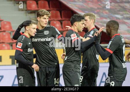 Giubilazione Florian WIRTZ (LEV) dopo il suo obiettivo a 2: 1, con da sinistra a destra Florian WIRTZ (LEV), Patrik SCHICK (LEV), Nadiem AMIRI (LEV), Lars BENDER (LEV), Moussa DIABY (LEV). Calcio 1 Bundesliga, 17° giorno, Bayer 04 Leverkusen (LEV) - Borussia Dortmund (DO) 2: 1, il 19 gennaio 2021 a Leverkusen/Germania. ¬ | utilizzo in tutto il mondo Foto Stock