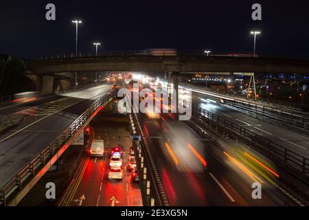 Glasgow, Scozia, Regno Unito. 21 Gennaio 2021. Nella foto: Il traffico della mattina presto visto passare il Kingston Bridge che vede 10 corsie di veicoli che utilizzano l'autostrada m8 di Glasgow, come la Scozia è ancora in fase 4 blocco a causa del Coronavirus (COVID-19) Pandemic. Credit: Colin Fisher/Alamy Live News Foto Stock