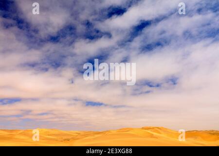 Cielo blu con duna di sabbia. Paesaggio in Namibia, Africa. Viaggiare nel deserto. Colline di sabbia gialla. Deserto di Namib, montagna duna di sabbia con bella bl Foto Stock