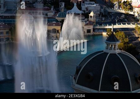 Le fontane di Bellagio rivelano piccoli arcobaleni come il sole Inizia a partire dalla Strip di Las Vegas Foto Stock