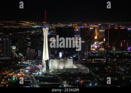 Vista aerea dello Strat a Las Vegas, Nevada di notte Foto Stock