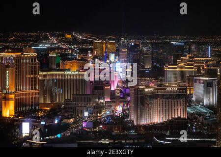Vista in elicottero della Strip di Las Vegas di notte Foto Stock