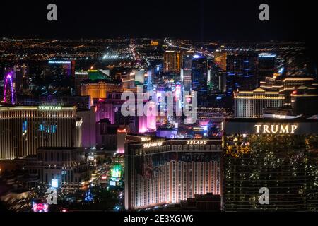 Vista in elicottero della Strip di Las Vegas di notte Foto Stock