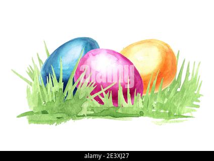 Uova di Pasqua colorate nell'erba verde. Illustrazione di acquerello disegnata a mano, isolata su sfondo bianco Foto Stock