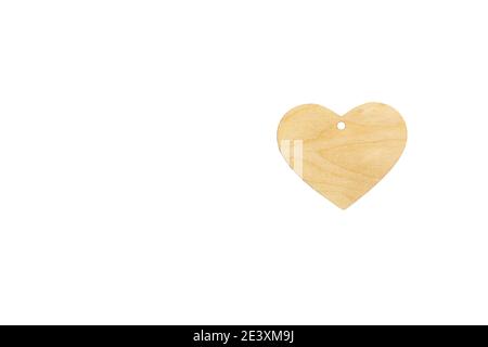 Sagoma di un cuore di legno con una fessura per un pendente su sfondo bianco, isolare. Mock up per invito, San Valentino, biglietto da visita Foto Stock