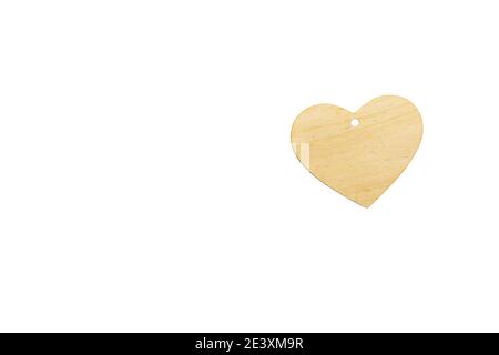 Sagoma di un cuore di legno con una fessura per un pendente su sfondo bianco, isolare. Mock up per invito, San Valentino, biglietto da visita Foto Stock