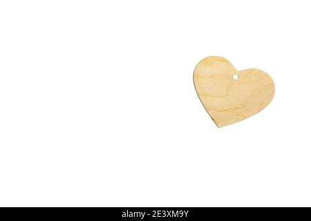 Sagoma di un cuore di legno con una fessura per un pendente su sfondo bianco, isolare. Mock up per invito, San Valentino, biglietto da visita Foto Stock