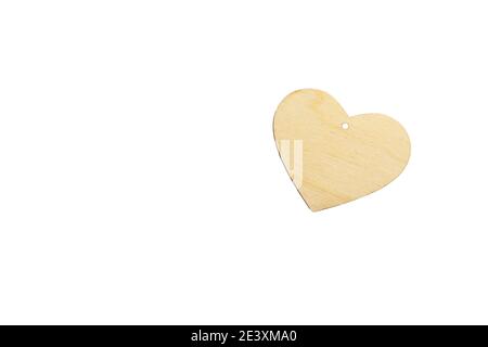 Sagoma di un cuore di legno con una fessura per un pendente su sfondo bianco, isolare. Mock up per invito, San Valentino, biglietto da visita Foto Stock