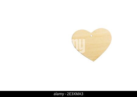 Sagoma di un cuore di legno con una fessura per un pendente su sfondo bianco, isolare. Mock up per invito, San Valentino, biglietto da visita Foto Stock