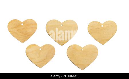 Sagoma di un cuore di legno con una fessura per un pendente su sfondo bianco, isolare. Mock up per invito, San Valentino, biglietto da visita Foto Stock