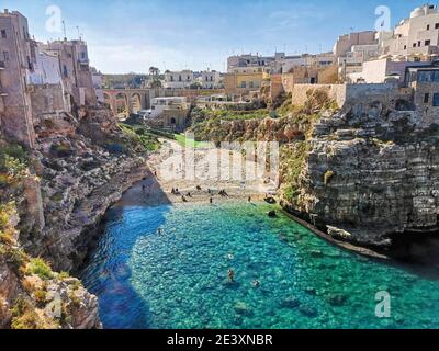 Italia, costa pugliese spiaggia di Polignano a Mare spiaggia turistica chiamato Port'alga Foto Stock