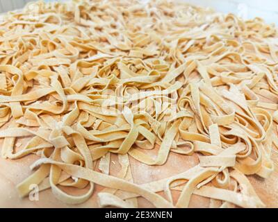 Spaghetti di pasta fresca tipici della cucina italiana, piatti crudi Foto Stock