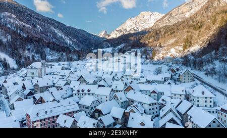 Il villaggio di orologi in Carnia. Neve e magia Foto Stock