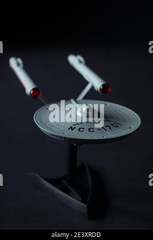 Modello USS Enterprise basato sulla nave spaziale di Serie TV Star Trek creato da gene Roddenberry su un sfondo nero Foto Stock