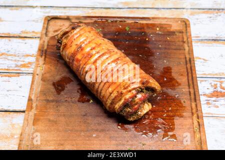 Porchetta pronta per essere tagliata quando cotta al barbecue Foto Stock