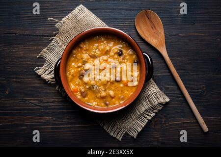 in primo piano, con vista dall'alto, una gustosa zuppa biologica e vegetariana con legumi, verdure e cereali pronti per essere gustati Foto Stock