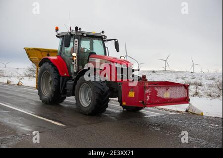 Eaglesham Moor, Scozia, Regno Unito. 21 Gennaio 2021. Nella foto: La Scozia è stata colpita con più neve caduta durante la notte, mentre la tempesta Christoph deposita qualche centimetro di neve bagnata nella Scozia centrale. Più neve, venti alti e ghiaccio sono previsti dall'Ufficio MET con alcuni sistemi frontali provenienti dall'Est. Credit: Colin Fisher/Alamy Live News Foto Stock