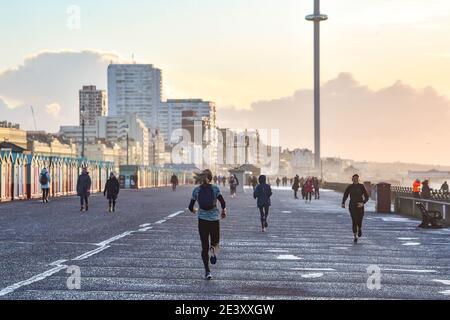 Brighton UK 21 gennaio 2021 - un mix di sole e docce pesanti lungo il lungomare di Brighton e Hove, come la coda di Storm Christoph lascia la Gran Bretagna dopo aver causato inondazioni nelle parti settentrionali dell'Inghilterra e del Galles: Credit Simon Dack / Alamy Live News Foto Stock