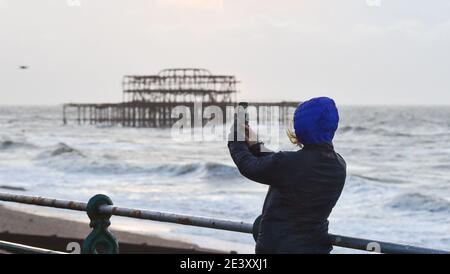 Brighton UK 21 gennaio 2021 - un mix di sole e docce pesanti lungo il lungomare di Brighton e Hove, come la coda di Storm Christoph lascia la Gran Bretagna dopo aver causato inondazioni nelle parti settentrionali dell'Inghilterra e del Galles: Credit Simon Dack / Alamy Live News Foto Stock