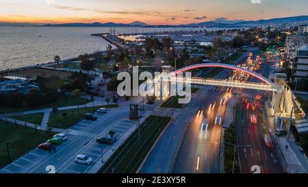 Il nuovo ponte pedonale sul viale Poseidonos, ad Alimos, Grecia Foto Stock