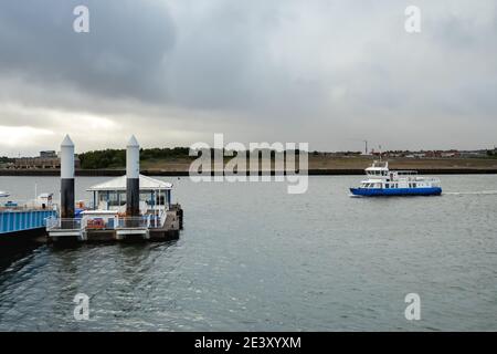 South Shields UK: 3 giugno 2020: Traghetto Metro sul molo del fiume Tyne Foto Stock