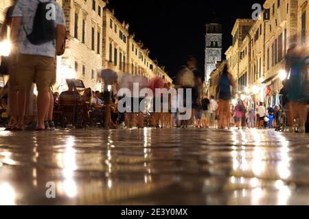 Croazia, Dubrovnik: Città vecchia, città vecchia, parte vecchia della città. I turisti seduti ai tavoli sulle terrazze o camminando lungo lo Stradun, il principale pedonale Foto Stock