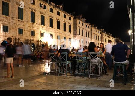 Croazia, Dubrovnik: Città vecchia, città vecchia, parte vecchia della città. I turisti seduti ai tavoli sulle terrazze o camminando lungo lo Stradun, il principale pedonale Foto Stock