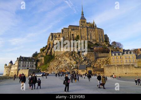 Le Mont Saint-Michel in inverno. Folla di turisti sulla piazza in fondo al monte Foto Stock