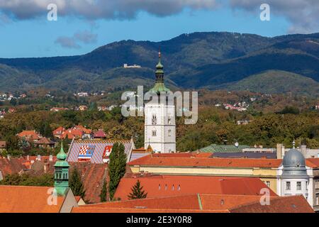 Vista aerea del centro storico di Zagabria con Medvednica sullo sfondo. Foto Stock